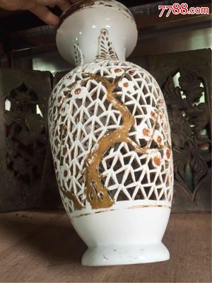 岁月留痕 一尊文革彩绘梅花镂空花瓶的怀旧絮语